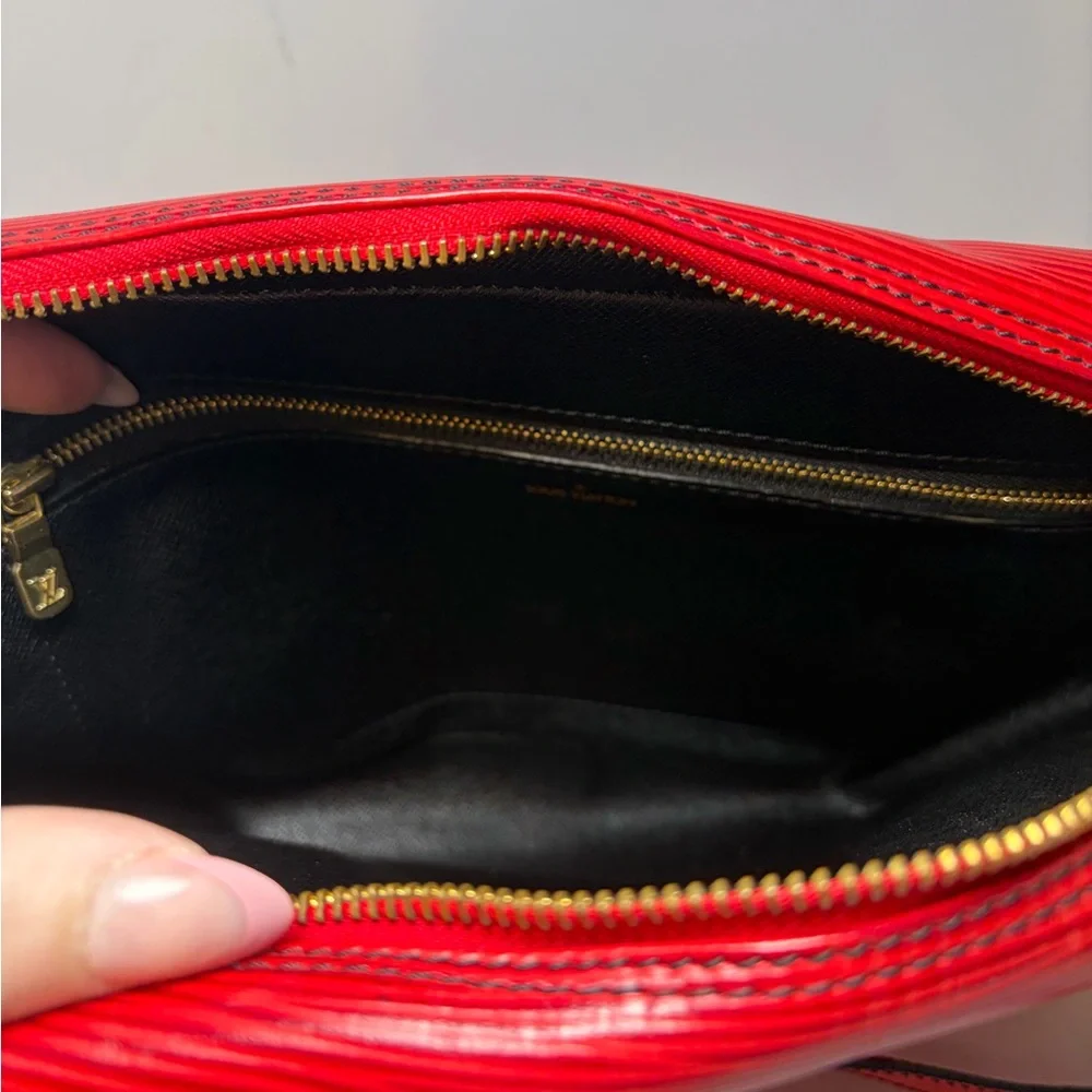 Louis Vuitton Trocadero 27 Red Epi Leather Crossbody Unisex